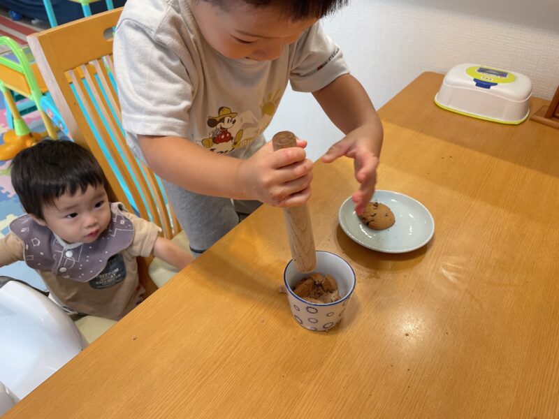 チョコクッキーを潰す子ども