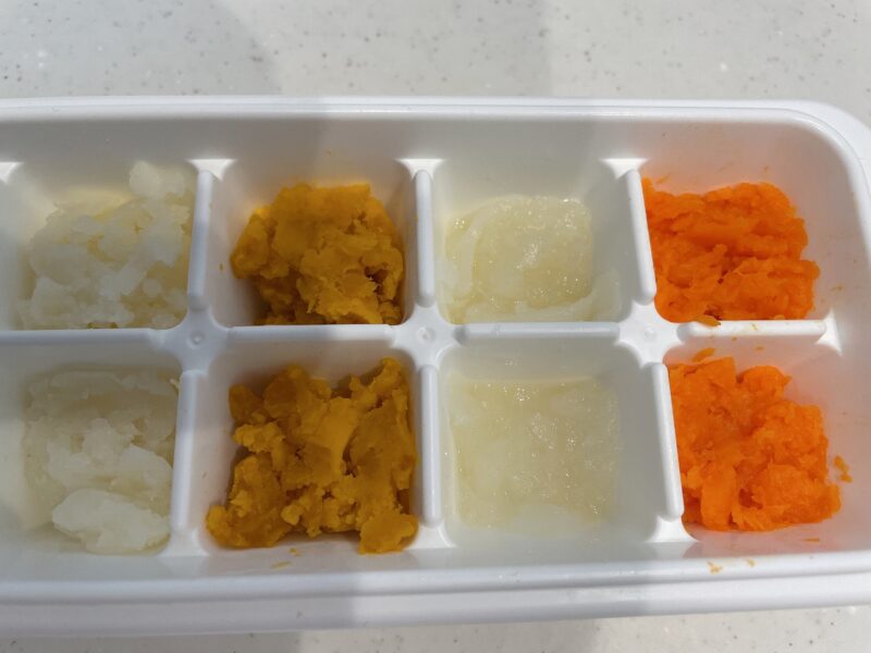 製氷皿に移した離乳食野菜