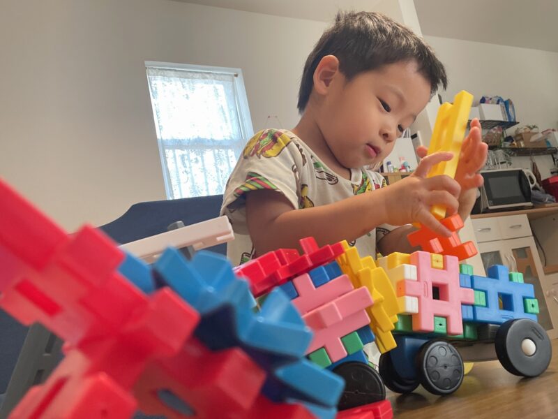 ニューブロックで遊ぶ子ども