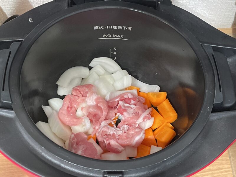 ホットクックに入っている肉じゃがの材料