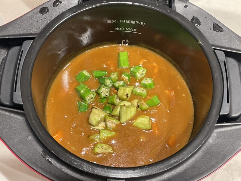 ホットクックで作った野菜カレーにオクラとナスを入れる