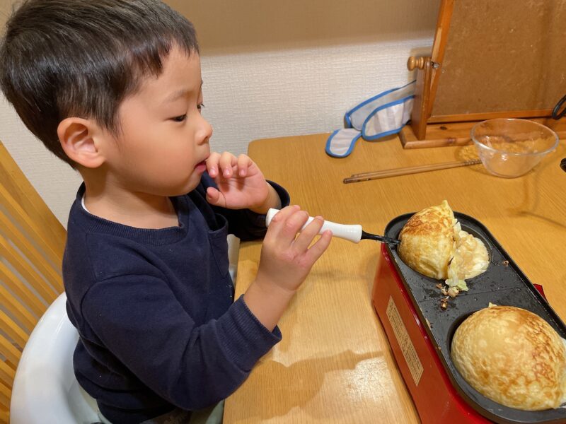 たこ焼きをひっくり返す子ども