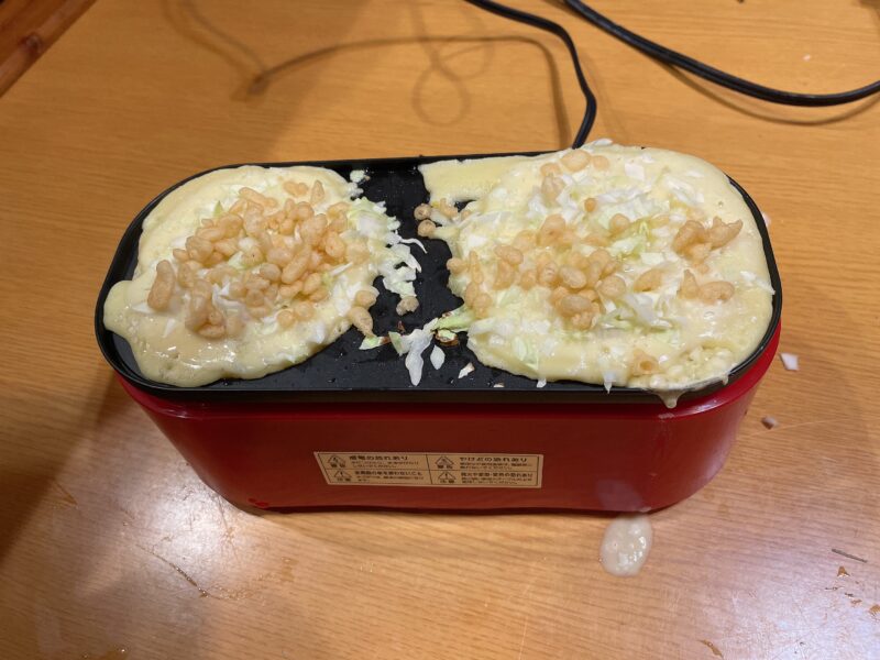 メガたこ焼き器でたこ焼きを作っている