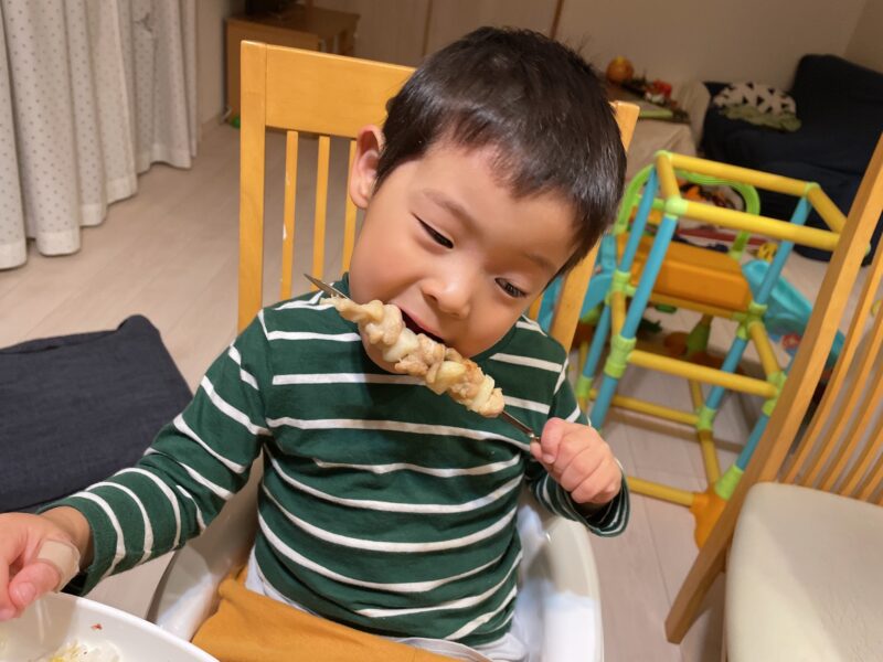 焼き鳥を食べる子ども