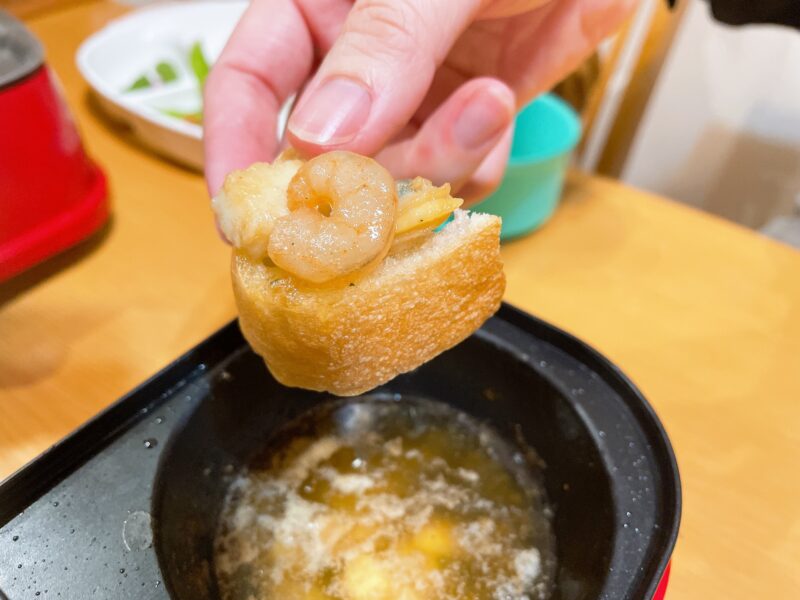 メガたこ焼き器で作ったアヒージョとシーフードミックスがのったバケット