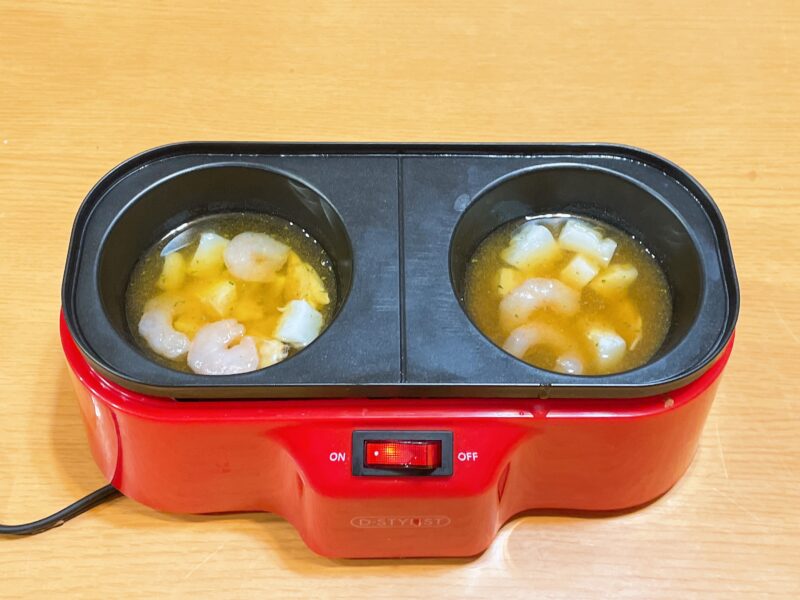 メガたこ焼き器でアヒージョを作っている