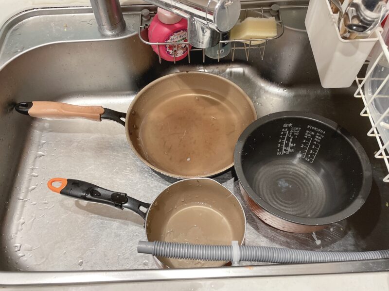 シンクに鍋とフライパンと炊飯器の釜が入っている