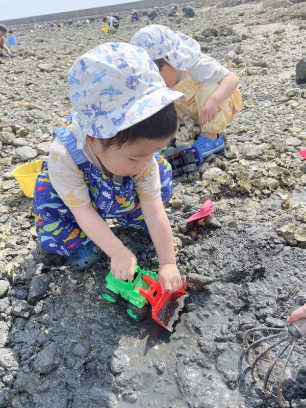 子どもが砂場遊びをしている