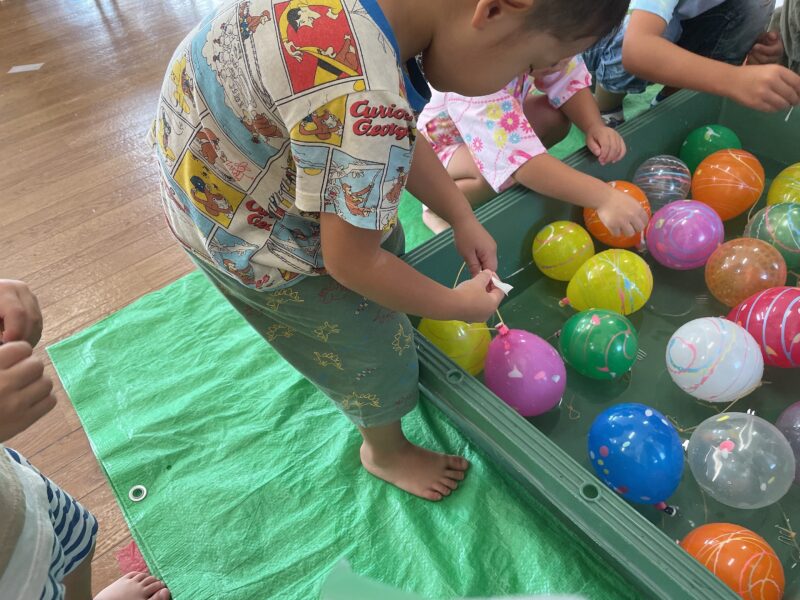 水風船釣りをする子ども