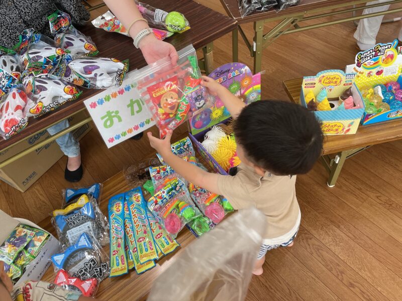 お祭りのお菓子を受け取る子ども