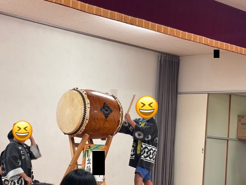 町内会の盆踊りで太鼓を叩ている