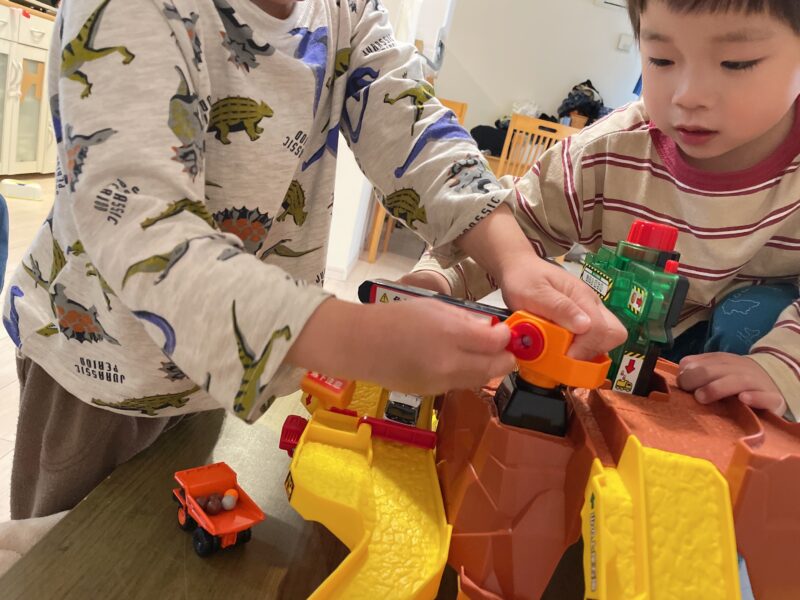 トミカのビック工事現場で遊ぶ子ども