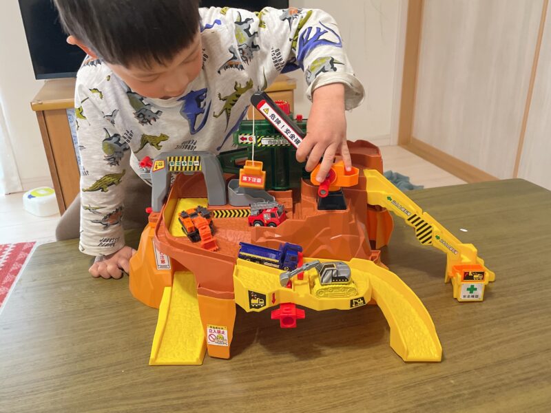 トミカのビック工事現場で遊ぶ子ども