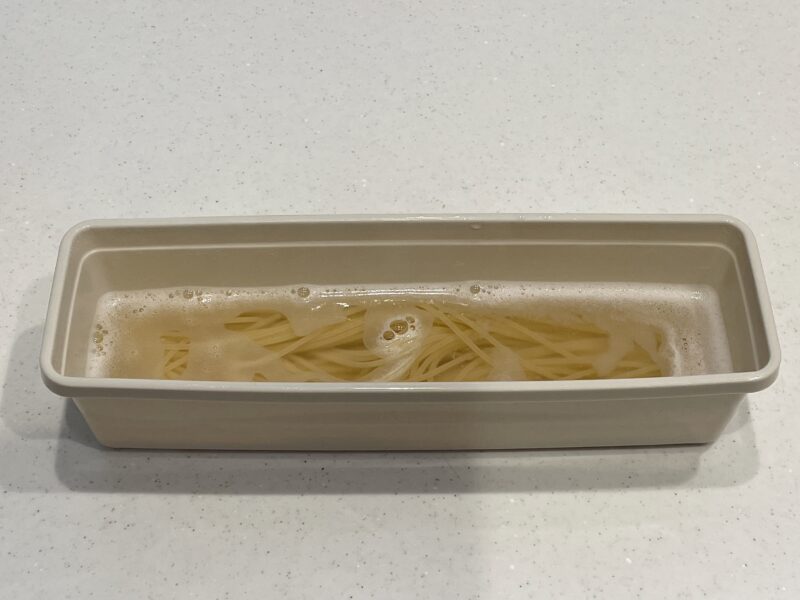 電子レンジ調理容器に入ったパスタ