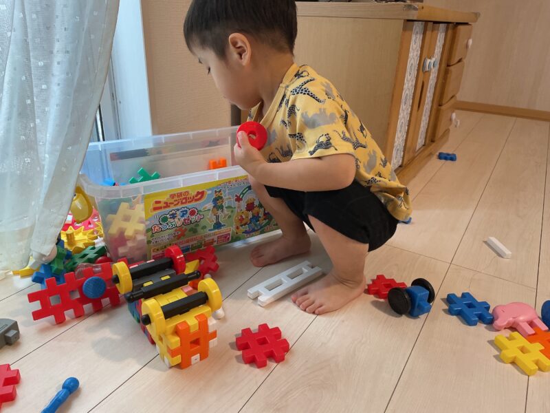 ニューブロックで遊ぶ子ども
