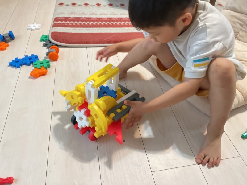 ニューブロックで遊ぶ子ども
